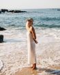 Mujer con vestido midi de playa Billabong Day Dream Blanco lifestyle