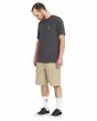 Hombre con bermudas cargo Volcom Strange Tripper 22'' Caqui corte amplio