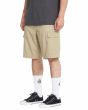 Hombre con bermudas cargo Volcom Strange Tripper 22'' Caqui lateral