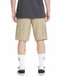 Hombre con bermudas cargo Volcom Strange Tripper 22'' Caqui posterior