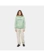 Mujer con sudadera de capucha Carhartt WIP Hooded Carhartt Sweat verde con logo azul frontal