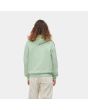 Mujer con sudadera de capucha Carhartt WIP Hooded Carhartt Sweat verde con logo azul posterior