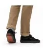Hombre con Zapatillas de ante Vans Old Skool Suede negras Unisex
