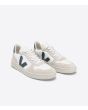 Zapatillas Ecológicas Veja V-10 B-Mesh Blancas con detalles en azul suela de goma beige frontal