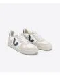 Zapatillas Ecológicas Veja V-10 B-Mesh Blancas con detalles en azul suela de goma beige frontal
