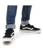 Zapatillas Vans Uy Old Skool negras con banda sidestripe blanca y cierre de velcro para niños 4 a 8 años puestas