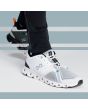 Hombre con Zapatillas On Running Cloud X 3 Shift blancas y negras