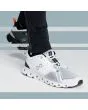 Hombre con Zapatillas On Running Cloud X 3 Shift blancas y negras