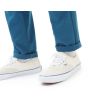 Hombre con Zapatillas de Skateboard Vans Authentic blancas con suela en blanco 
