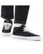 Hombre con Zapatillas de Skate Vans Half Cab negras y blancas Unisex