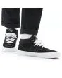 Hombre con Zapatillas de Skate Vans Half Cab negras y blancas Unisex