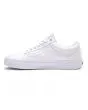 Zapatillas de skateboard Vans Old Skool blancas con suela y banda lateral blanca izquierda