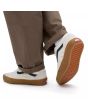 Hombre con Zapatillas de Skate Vans Rowan Beige y Goma
