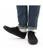 Hombre con Zapatillas Vans Authentic negras Unisex (Black-Black)