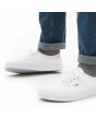 Hombre con Zapatillas Vans Authentic Blancas Unisex 