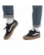 Hombre con Zapatillas Vans Chima 2 negras con banda lateral sidestripe blanca  y suela de goma 