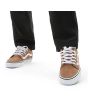 Hombre con Zapatillas Vans Chukka Low Sidestripe marrones 