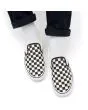Zapatillas de lona Vans Classic Slip blancas con estampado checkerboard negro y blanco Unisex puestas