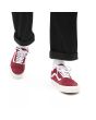 Hombre con zapatillas Vans Old Skool de Ante Rojas 