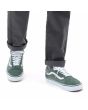 Hombre con Zapatillas Vans Old Skool Color Theory Verdes 