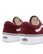 Zapatillas Vans Old Skool con plataforma granates con suela y banda lateral blancas posterior