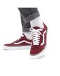 Zapatillas Vans Old Skool granates con suela y banda lateral sidestripe blanca para hombre puestas