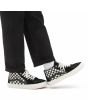 Hombre con Zapatillas de Skate Vans Grosso Mid negras con estampado checkerboard 
