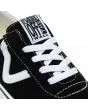 Zapatillas de ante Vans Sport en color negro con suela blanca cordones