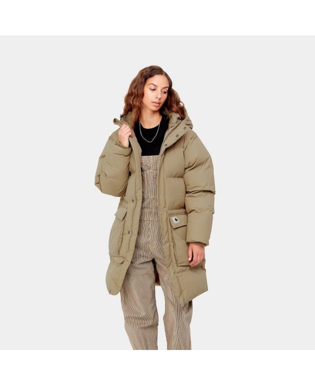 Mujer con abrigo impermeable Carhartt WIP Erie Coat beige