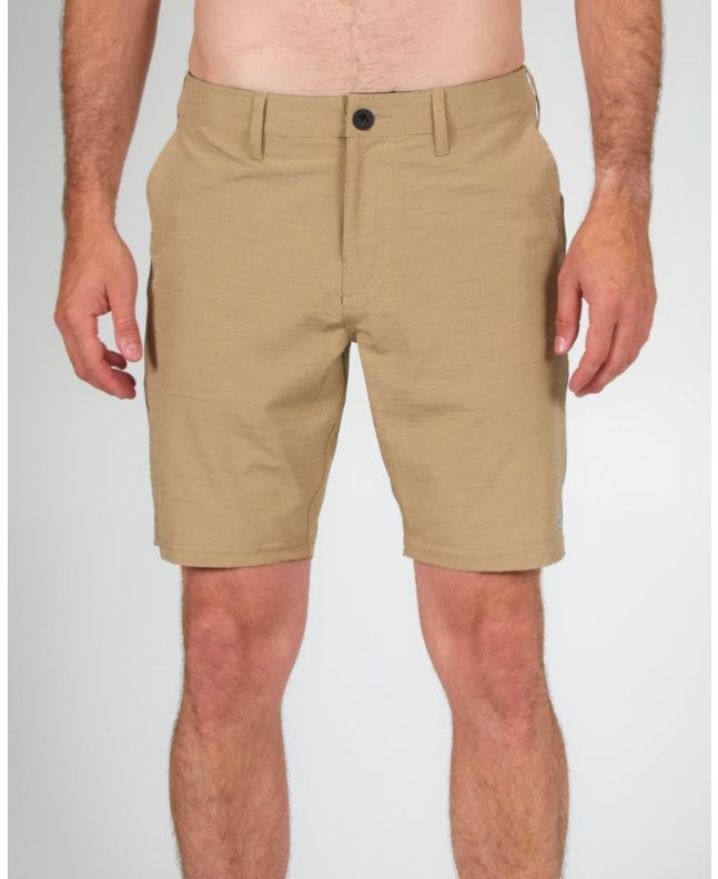 Hombre con Bermudas sumergibles Salty Crew Drifter 2 Hybrid Walkshort caqui