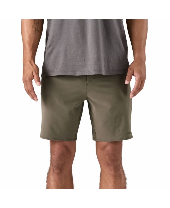 Hombre con Bermudas Patagonia Hydropeak Hybrid Walk Shorts 18'' Verdes