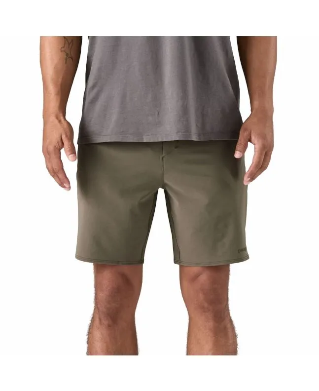 Hombre con Bermudas Patagonia Hydropeak Hybrid Walk Shorts 18'' Verdes