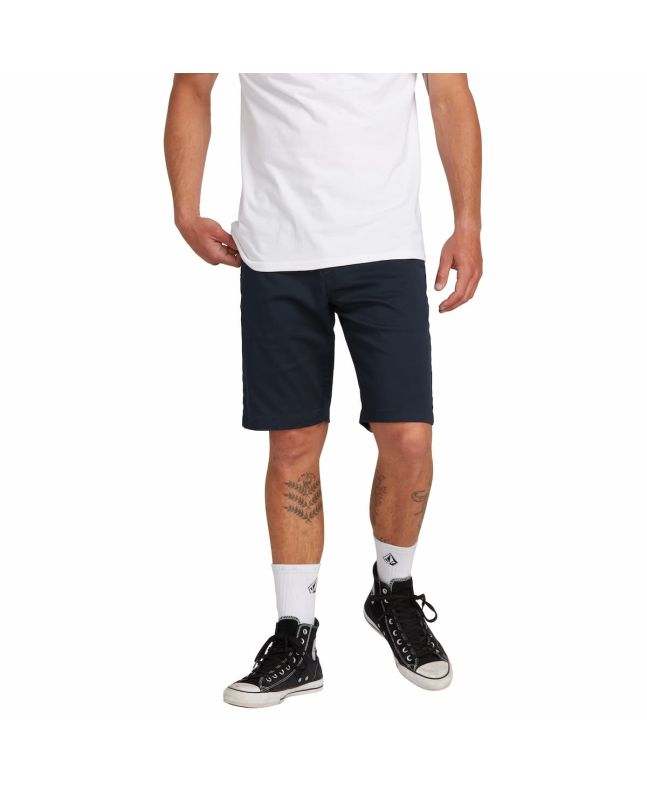 Hombre con pantalón corto estilo chino Volcom Frickin Modern Stretch 21" azul marino