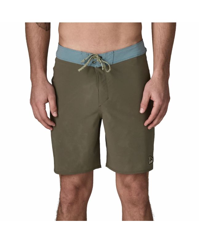 Hombre con boardshort Patagonia Hydropeak Basin Green 18in