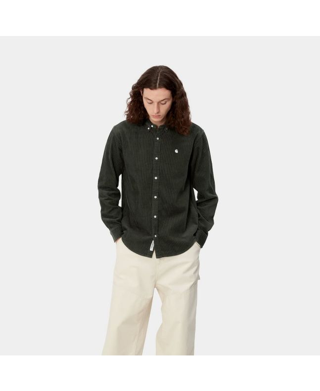 Hombre con camisa de manga larga de pana Carhartt WIP Madison Cord verde con logo blanco