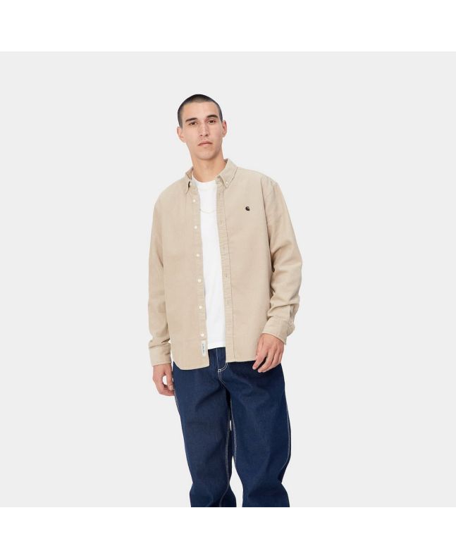 Hombre con Camisa de pana con manga larga Carhartt WIP Madison Cord beige con logo negro 