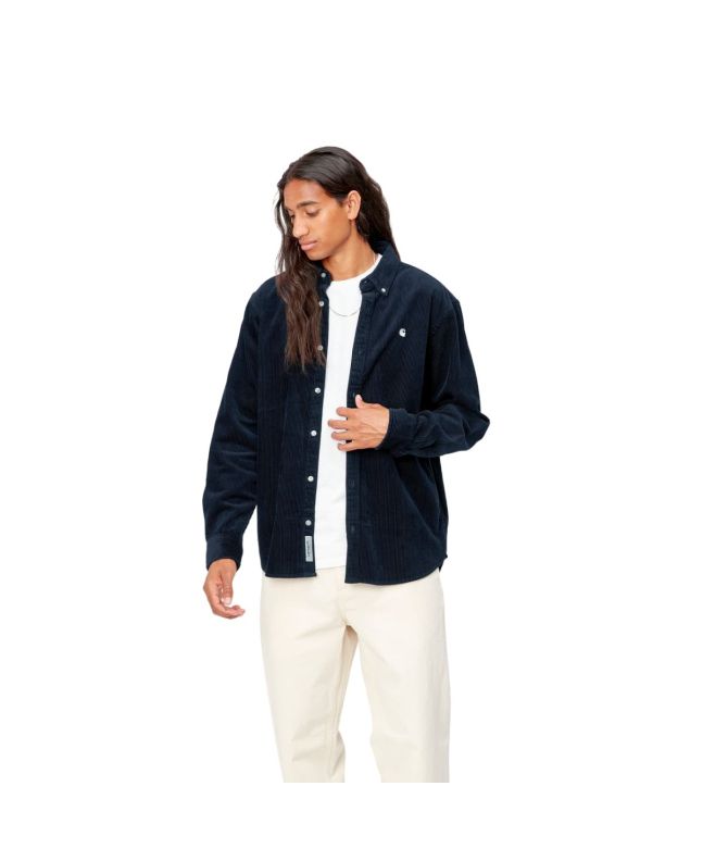 Hombre con Camisa de pana Carhartt WIP Madison Cord LS Azul Marino Oscuro con logo blanco cera