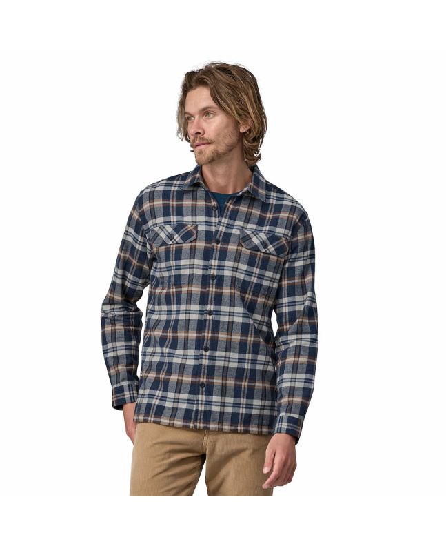 Hombre con camisa de franela Patagonia Organic Cotton Midweight Fjord Fields Azul Marino 