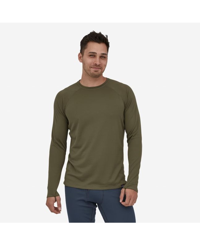 Hombre con Camiseta interior térmica de manga larga Patagonia M's Capilene Midweight Crew verde 