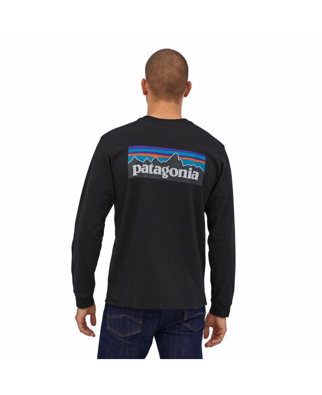 Hombre con Camiseta de manga larga Patagonia M's LS P-6 Logo Responsibili-Tee Negra