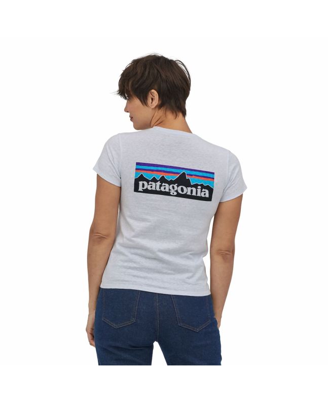 Mujer con camiseta de manga corta Patagonia Women's P-6 Logo Responsibili-tee Blanca