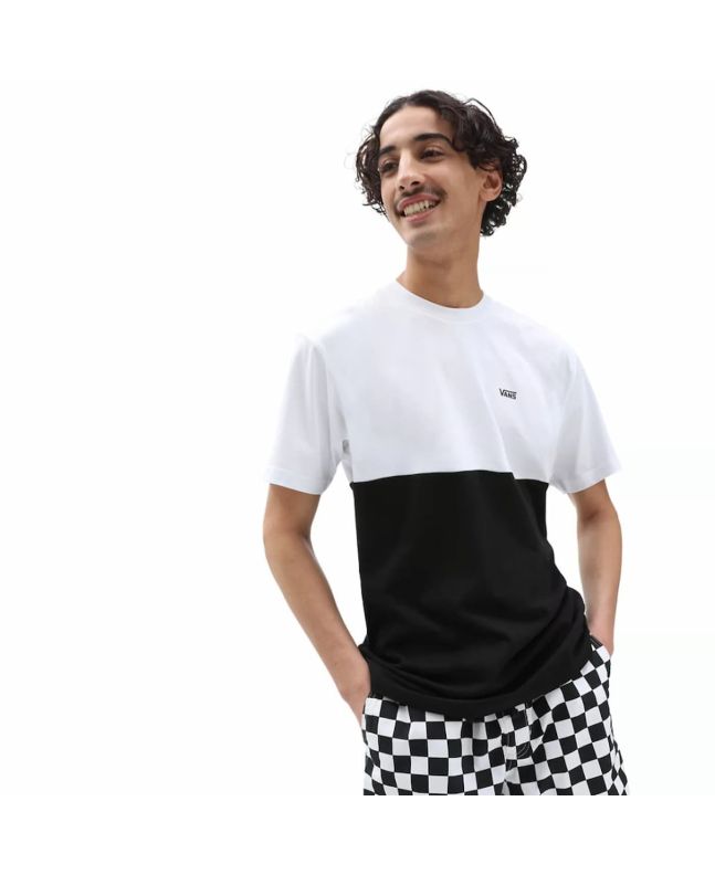 Hombre con Camiseta Vans Colorblock blanca y negra