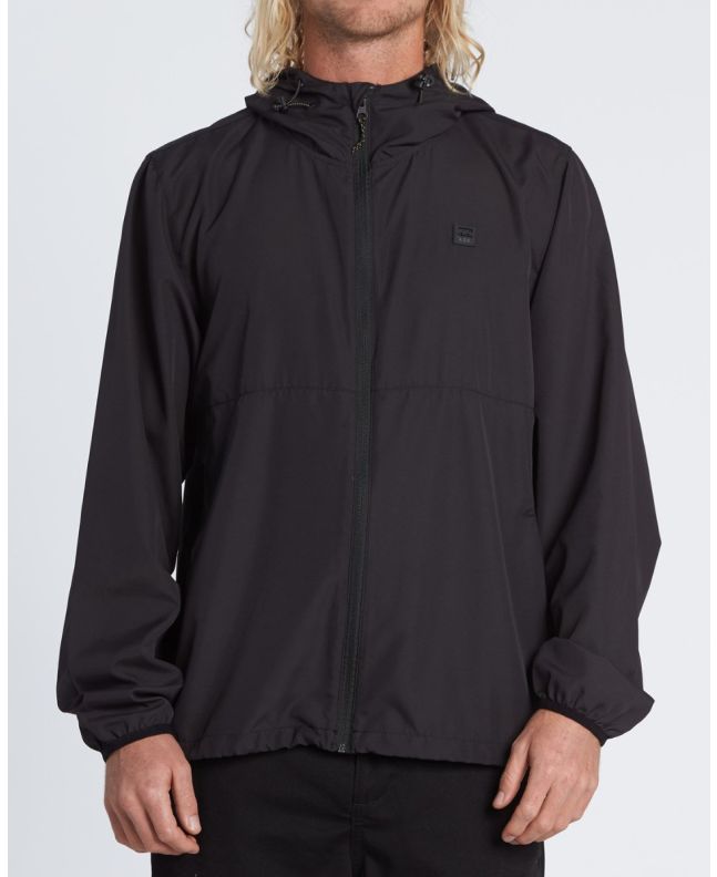 Hombre con chaqueta cortavientos Billabong Transport Windbreaker negra