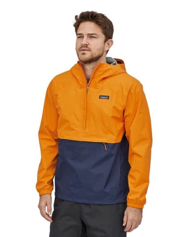 Hombre con chaqueta cortavientos Patagonia Torrentshell 3L Pullover naranja