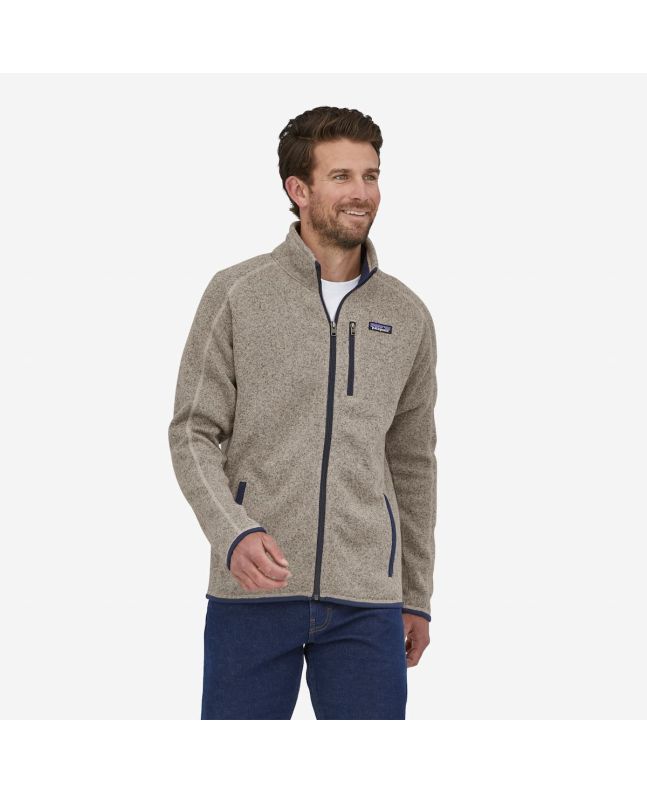 Hombre con chaqueta polar Patagonia M's Better Sweater Oar Tan