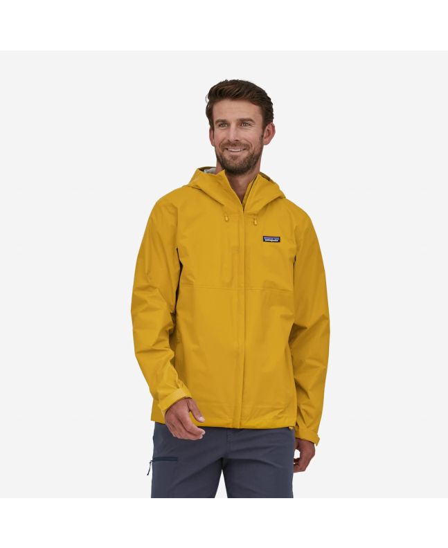 Hombre con Chaqueta impermeable plegable Patagonia M's Torrentshell 3L Amarilla