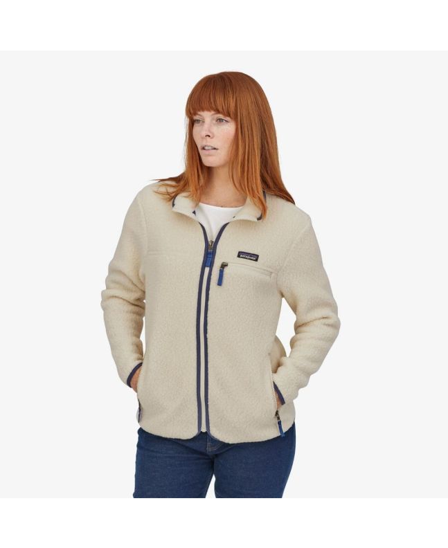 Mujer con chaqueta de forro polar Patagonia Women's Retro Pile Fleece Jacket Natural