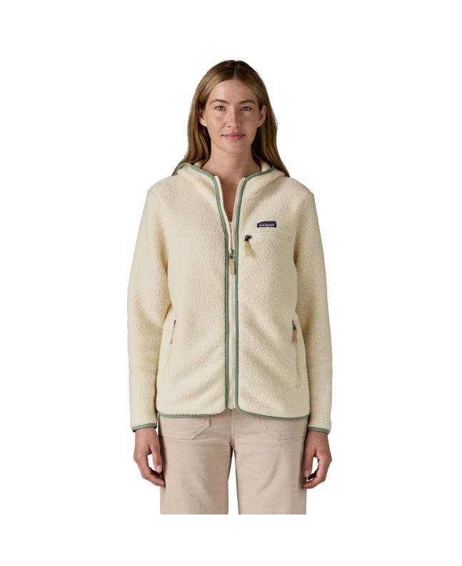 Mujer con chaqueta de forro polar con capucha Patagonia Retro Pile Hoody Beige y Verde