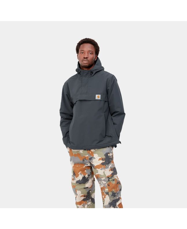 Hombre con chaqueta de invierno con capucha Carhartt WIP Nimbus Pullover gris