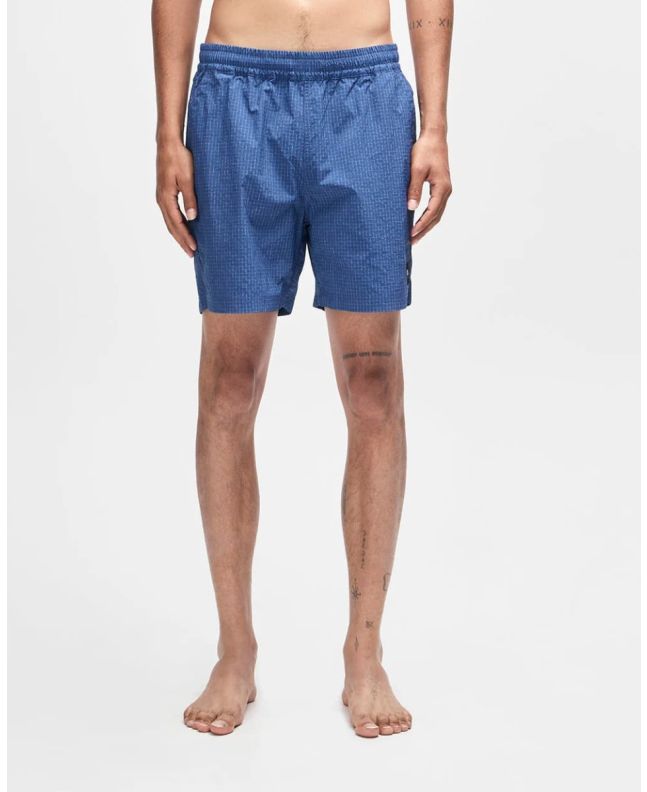 Hombre con bañador DEUS Service Mesh Swim Short Azul Mecánico